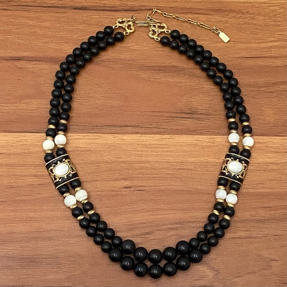Vintage Signed 1928 2-Strands Black Beads & Cat’s Eye Necklace - Picture 4 of 15